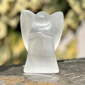 figurine ange en sélénite pour la protection énergétique de la maison, aide à apaiser les émotions et à créer une atmosphère de calme et de clarté.