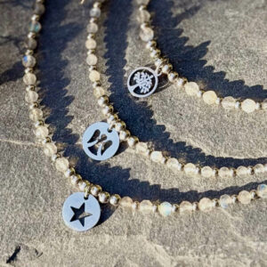 Bracelet labradorite fait main, diffuseur d’énergie positive et d’harmonie naturelle.