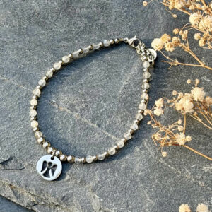 Bracelet en labradorite, bijou spirituel favorisant la protection énergétique et la clarté d’esprit.