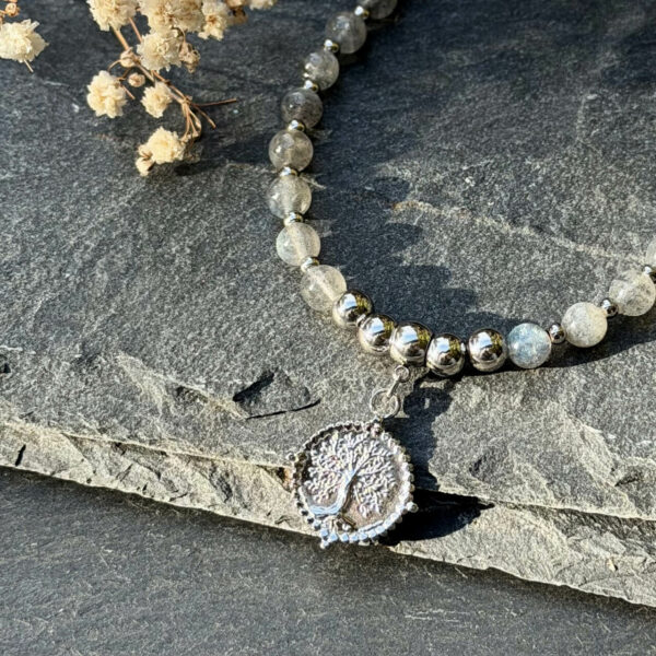 bracelet-labradorite-homme-femme-3 Bracelet mixte en labradorite, bijou énergétique unisexe pour la protection et l’équilibre émotionnel.