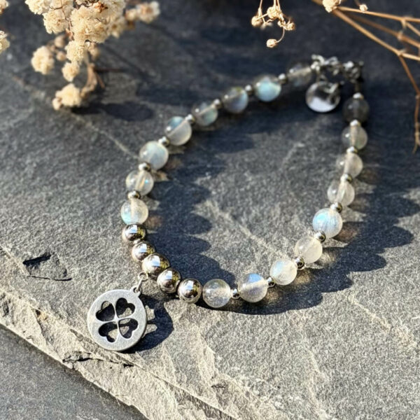 bracelet-labradorite-luxe-1 Bracelet en labradorite naturelle haut de gamme, bijou raffiné mêlant élégance et énergie protectrice.