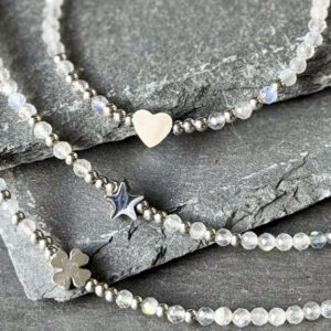 Bracelet en pierre naturelle de labradorite, bijou artisanal d’énergie et de lumière.