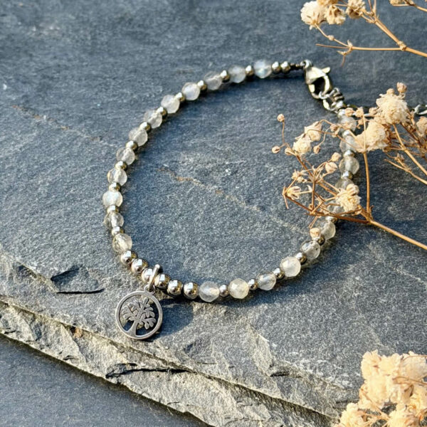 bracelet-labradorite-protection-femme-13 Bracelet femme en labradorite, pierre de protection et d’intuition, fait main avec soin.