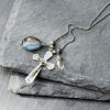 collier-labradorite-croix-catholique-elegant-artisanal-12 Collier spirituel en labradorite avec croix catholique, bijou symbolique et lumineux, parfait comme cadeau original pour une personne sensible au bien-être, à l’énergie des pierres et à la spiritualité.