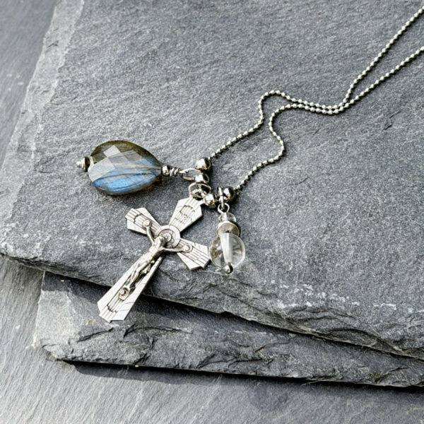 collier-labradorite-croix-catholique-elegant-artisanal-12 Collier spirituel en labradorite avec croix catholique, bijou symbolique et lumineux, parfait comme cadeau original pour une personne sensible au bien-être, à l’énergie des pierres et à la spiritualité.