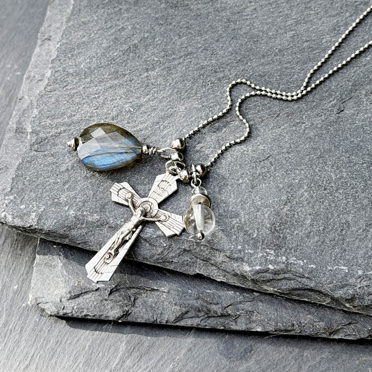 Collier spirituel en labradorite avec croix catholique, bijou symbolique et lumineux, parfait comme cadeau original pour une personne sensible au bien-être, à l’énergie des pierres et à la spiritualité.