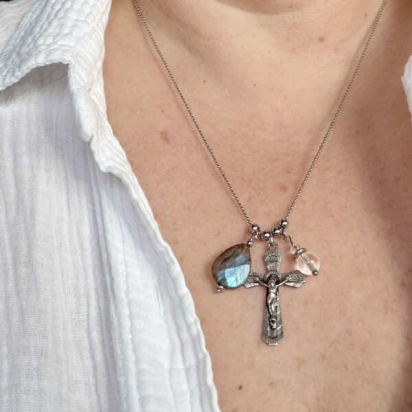 collier-labradorite-croix-fait-main-bien-etre Collier labradorite et croix catholique pensé pour la protection énergétique, bijou spirituel élégant qui aide à se recentrer, à se protéger des énergies négatives et à cultiver une belle stabilité émotionnelle.