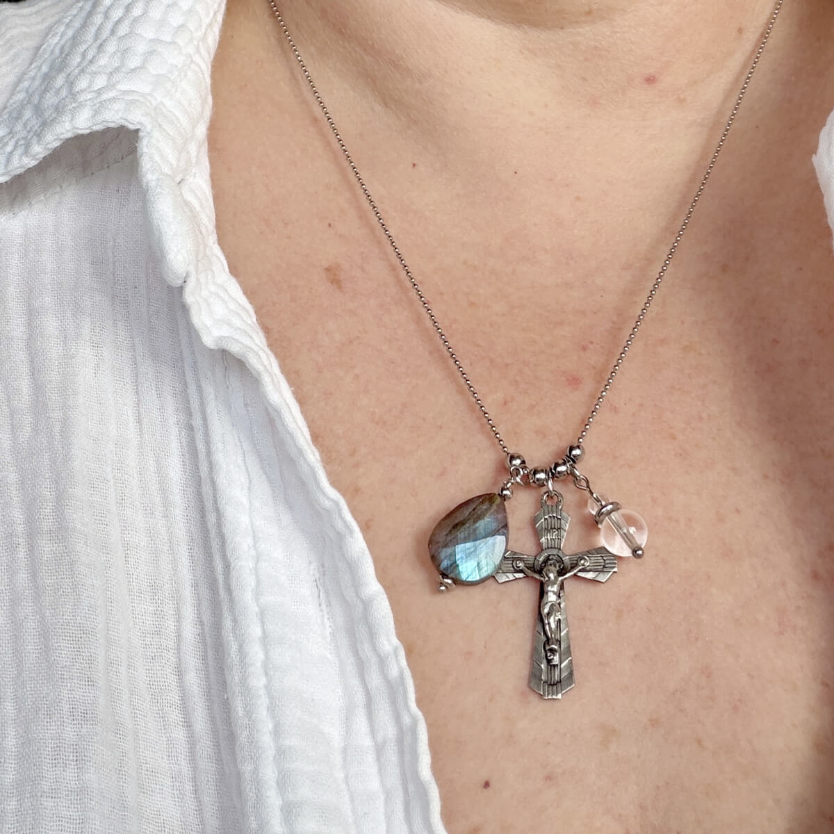 Collier labradorite et croix catholique pensé pour la protection énergétique, bijou spirituel élégant qui aide à se recentrer, à se protéger des énergies négatives et à cultiver une belle stabilité émotionnelle.
