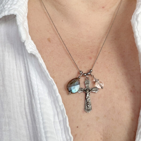 collier-labradorite-croix-pierre-naturelle-detail Gros plan d’un collier en pierre naturelle labradorite avec croix catholique, mettant en valeur les reflets protecteurs, idéal pour accompagner le développement de l’intuition et renforcer les énergies positives.
