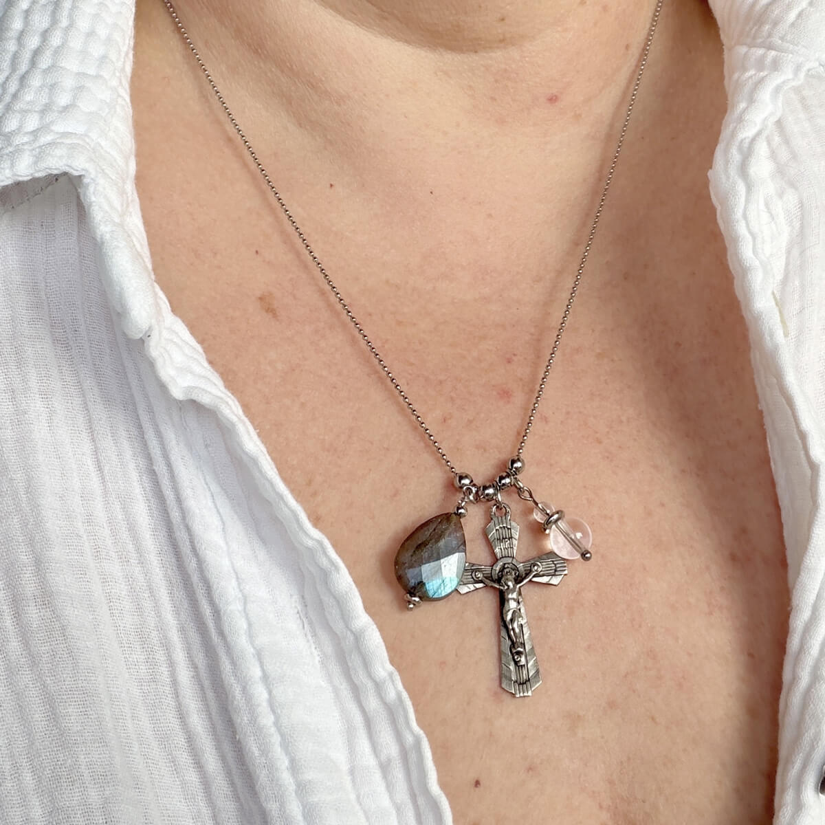 Collier labradorite fait main avec croix catholique, bijou énergétique favorisant l’équilibre émotionnel, la protection énergétique et l’harmonie intérieure, parfait pour un usage quotidien ou une idée cadeau.