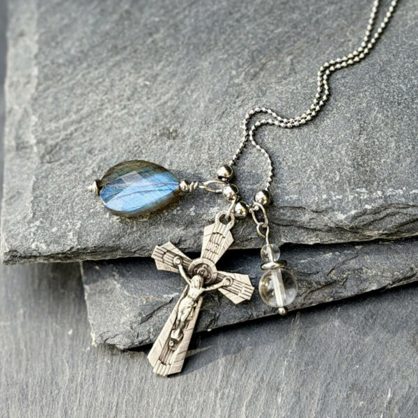 collier-labradorite-croix-spirituel-cadeau-original Collier en labradorite avec croix catholique élégante, bijou artisanal fait main, idéal pour la protection énergétique, le développement de l’intuition et un cadeau original plein de sens.