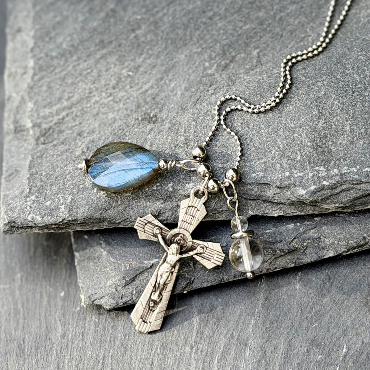 Collier en labradorite avec croix catholique élégante, bijou artisanal fait main, idéal pour la protection énergétique, le développement de l’intuition et un cadeau original plein de sens.