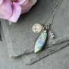 collier-labradorite-medaille-marie-enfant-jesus-artisanal Collier en labradorite avec médaille Marie et l’enfant Jésus, bijou artisanal fait main alliant protection énergétique, apaisement intérieur et développement de l’intuition, idéal comme cadeau original et symbolique.