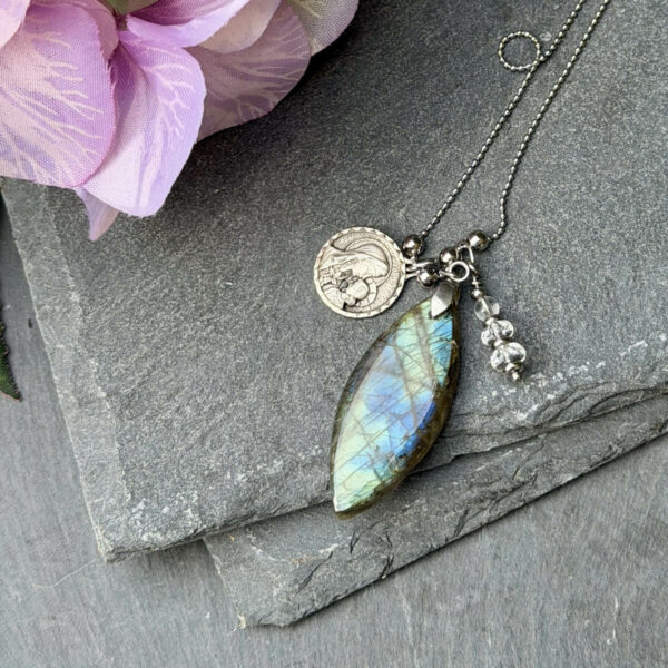 collier-labradorite-medaille-marie-enfant-jesus-artisanal Collier en labradorite avec médaille Marie et l’enfant Jésus, bijou artisanal fait main alliant protection énergétique, apaisement intérieur et développement de l’intuition, idéal comme cadeau original et symbolique.