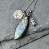 collier-labradorite-medaille-marie-enfant-jesus-bien-etre Collier labradorite et médaille Marie avec l’enfant Jésus, bijou énergétique favorisant l’équilibre émotionnel, la protection énergétique et une belle harmonie intérieure, parfait pour accompagner le bien-être au quotidien.