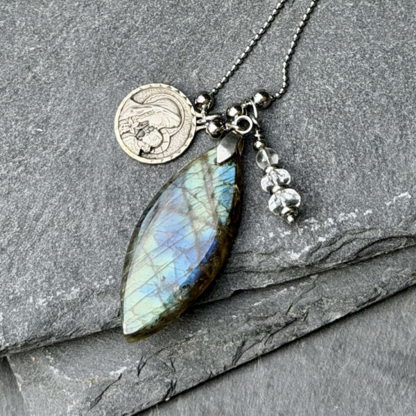 collier-labradorite-medaille-marie-enfant-jesus-bien-etre Collier labradorite et médaille Marie avec l’enfant Jésus, bijou énergétique favorisant l’équilibre émotionnel, la protection énergétique et une belle harmonie intérieure, parfait pour accompagner le bien-être au quotidien.