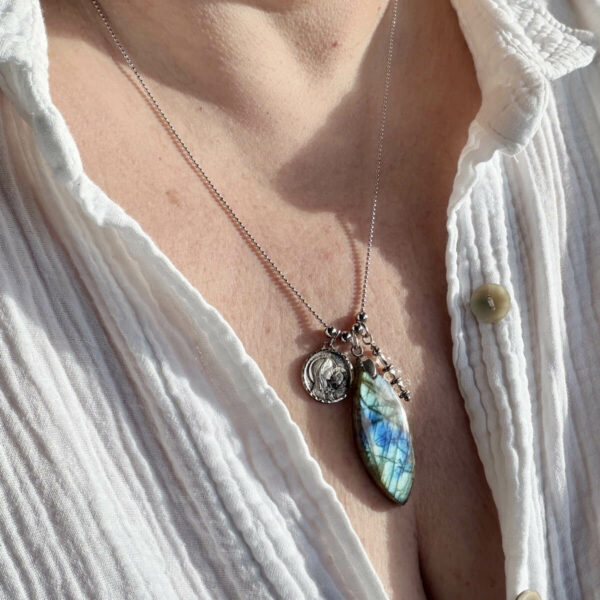 collier-labradorite-medaille-marie-enfant-jesus-fait-main Collier labradorite fait main avec médaille Marie et enfant Jésus, création artisanale pensée pour la protection énergétique et le développement de l’intuition, un bijou spirituel élégant à offrir ou à s’offrir.