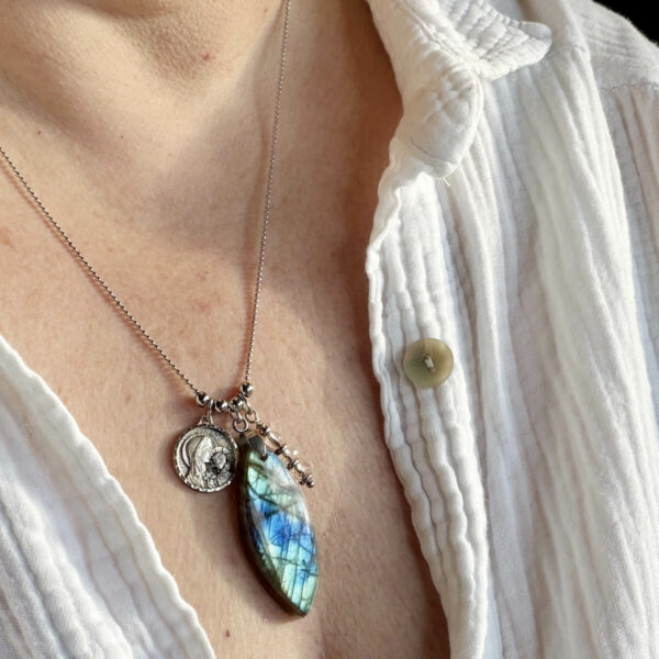 collier-labradorite-medaille-marie-enfant-jesus-spirituel-cadeau Collier spirituel en labradorite avec médaille Marie et enfant Jésus, bijou lumineux et réconfortant, parfait comme cadeau original pour une personne sensible au bien-être, à la lithothérapie et aux bijoux symboliques.