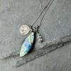 collier-labradorite-medaille-marie-enfant-jesus-style-boheme Collier labradorite style bohème avec médaille Marie et enfant Jésus, bijou élégant et énergétique permettant d’allier esthétique, protection énergétique et développement personnel au quotidien.