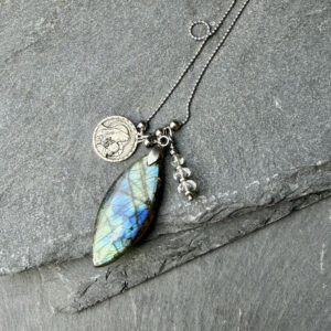 Collier labradorite style bohème avec médaille Marie et enfant Jésus, bijou élégant et énergétique permettant d’allier esthétique, protection énergétique et développement personnel au quotidien.