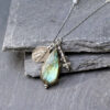 collier-labradorite-medaille-miraculeuse-bien-etre Collier en labradorite avec médaille miraculeuse, bijou énergétique fait main favorisant la protection énergétique, l’apaisement émotionnel et le développement de l’intuition, idéal comme cadeau original et symbolique.