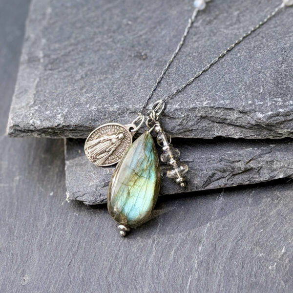 collier-labradorite-medaille-miraculeuse-bien-etre Collier en labradorite avec médaille miraculeuse, bijou énergétique fait main favorisant la protection énergétique, l’apaisement émotionnel et le développement de l’intuition, idéal comme cadeau original et symbolique.