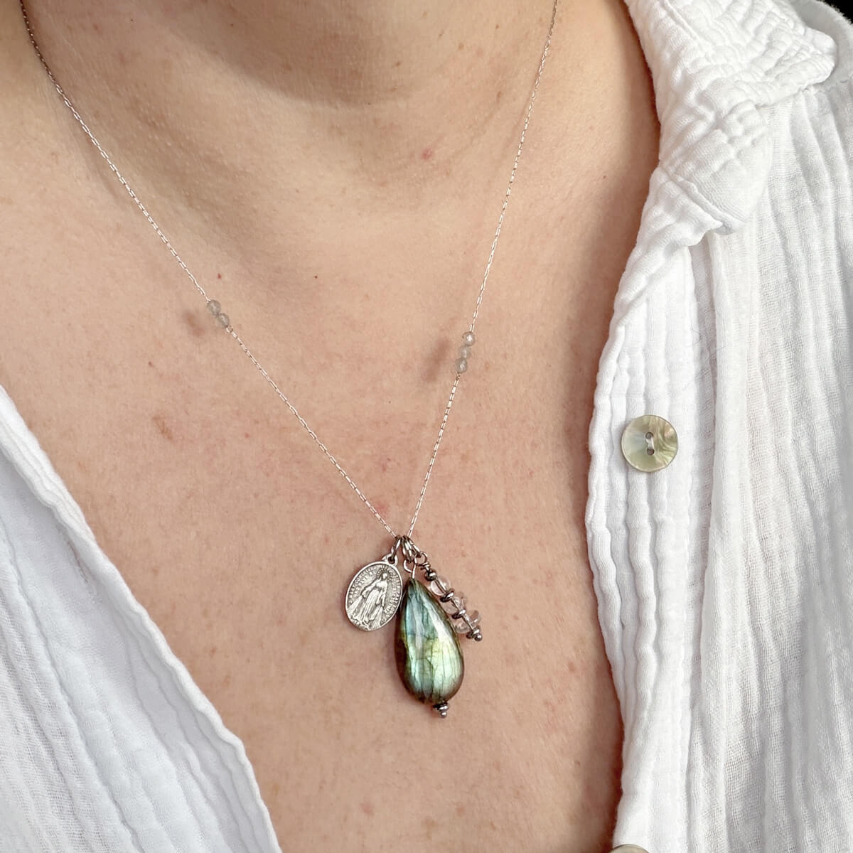 Collier labradorite fait main avec médaille miraculeuse, création artisanale pensée pour la protection énergétique et le développement de l’intuition, un bijou spirituel élégant à offrir ou à s’offrir.