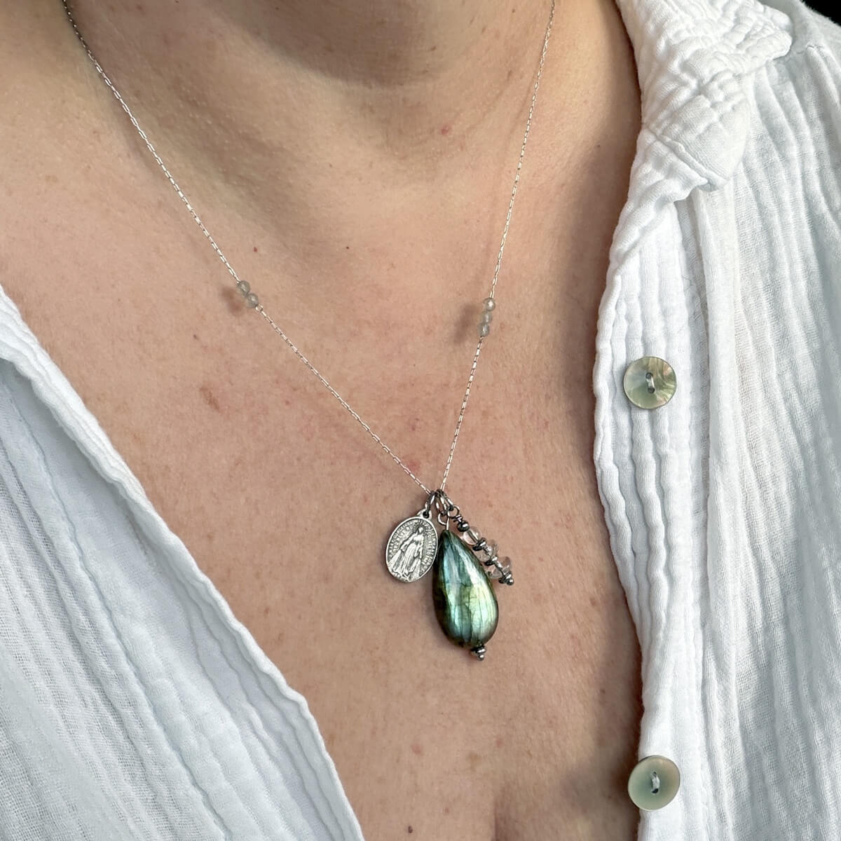 Collier en labradorite et médaille miraculeuse pour la protection énergétique, bijou naturel aidant à se protéger des énergies négatives, à retrouver sérénité et confiance dans ses ressentis.