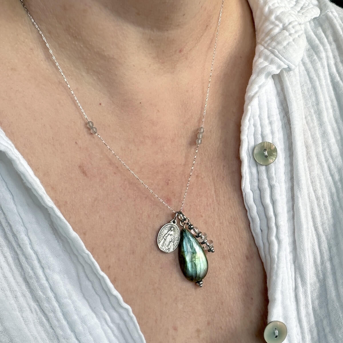 Collier spirituel en labradorite avec médaille miraculeuse, bijou lumineux et réconfortant, idéal comme cadeau original pour une personne sensible au bien-être, à la lithothérapie et à l’énergie des pierres naturelles.