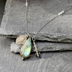 Collier labradorite style bohème avec médaille miraculeuse pour femme, bijou tendance et énergétique, parfait pour allier élégance, protection énergétique et harmonie intérieure au quotidien.