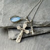 ollier-labradorite-croix-style-boheme-femme Collier labradorite style bohème avec croix catholique pour femme, bijou tendance et énergétique, idéal pour allier élégance, protection énergétique et expression personnelle au quotidien.