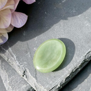 Pierre d’apaisement en aventurine verte naturelle, galet anti-stress poli à frotter pour calmer l’anxiété et retrouver l’équilibre émotionnel. Idéal en lithothérapie pour réduire le stress quotidien et favoriser la sérénité. Disponible en ligne pour un achat bien-être sécurisé.