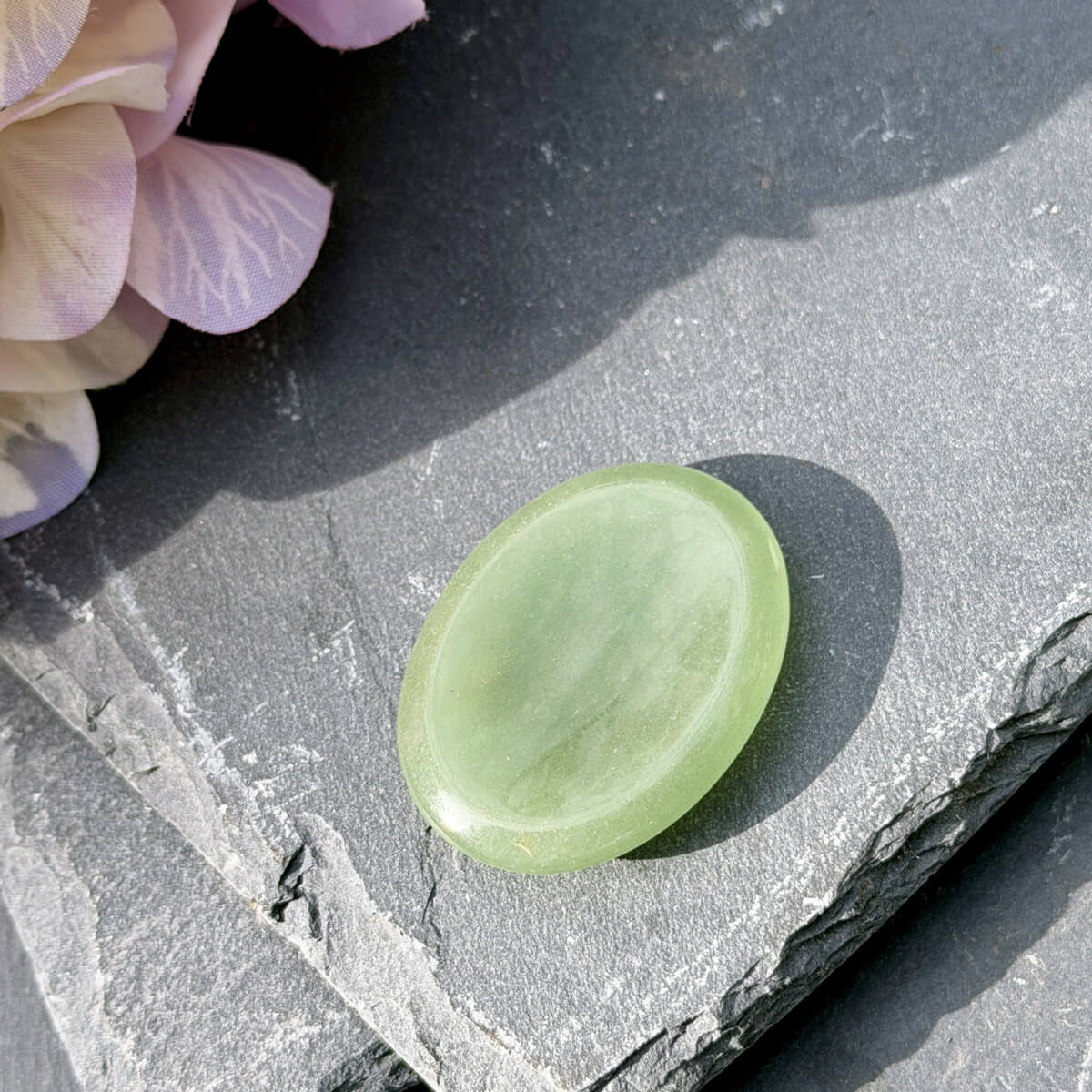 Pierre d’apaisement en aventurine verte naturelle, galet anti-stress poli à frotter pour calmer l’anxiété et retrouver l’équilibre émotionnel. Idéal en lithothérapie pour réduire le stress quotidien et favoriser la sérénité. Disponible en ligne pour un achat bien-être sécurisé.