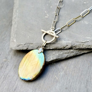 Bijou énergétique en labradorite, alliant élégance et vertus de protection pour un usage quotidien.