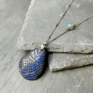 Collier en labradorite pour femme spirituelle, idéal pour allier style et protection énergétique.