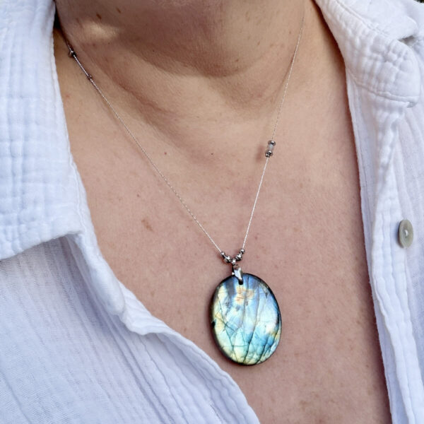 collier-labradorite-pour-meditation Collier en labradorite conçu pour accompagner les séances de méditation et de relaxation.