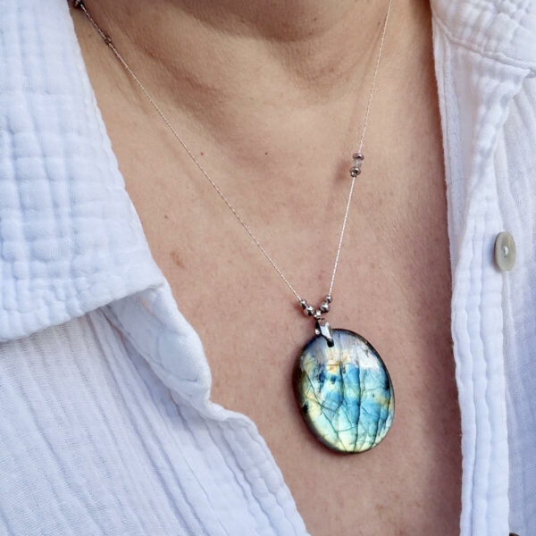 collier-labradorite-qualite-artisanale Collier en labradorite de qualité artisanale, soigneusement sélectionné pour ses vertus.