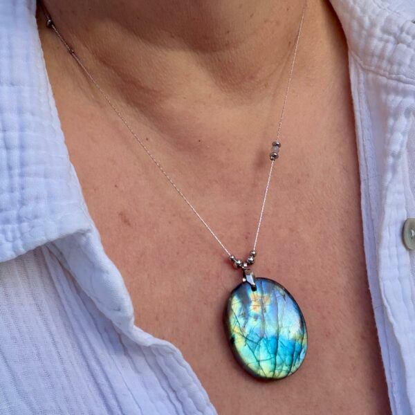 collier-labradorite-style-boheme Collier en labradorite au style bohème, parfait pour un look naturel et spirituel.