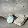 collier-labradorite-symbolique Collier en labradorite chargé de symbolique, associé à la protection et à l’intuition.