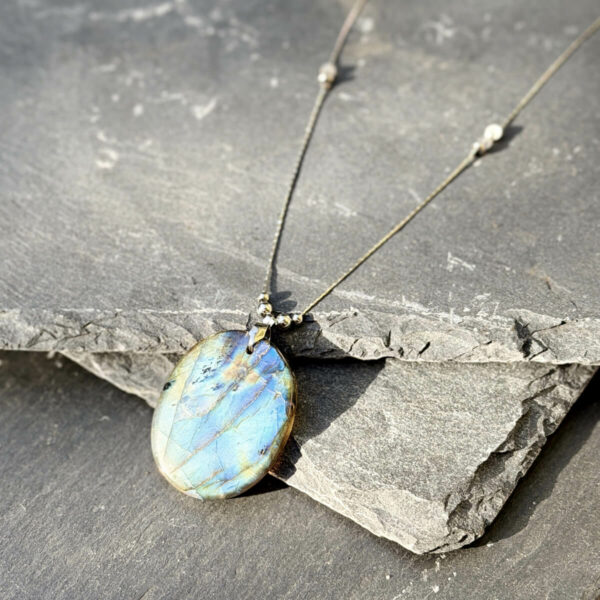 collier-labradorite-symbolique Collier en labradorite chargé de symbolique, associé à la protection et à l’intuition.