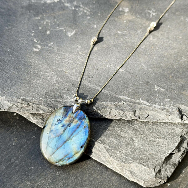 collier-labradorite-travail-energetique Collier en labradorite destiné au travail énergétique et à l’harmonisation personnelle.