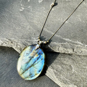 Collier en labradorite pensé pour un usage spirituel et énergétique quotidien.