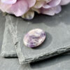 galet-apaisement-amethyste-naturelle-anti-stress Pierre d’apaisement en améthyste naturelle, galet anti-stress poli à frotter pour calmer l’anxiété et apaiser le mental. Idéal en lithothérapie pour réduire le stress, favoriser la détente et retrouver un équilibre émotionnel durable. Disponible en ligne pour un achat bien-être sécurisé.