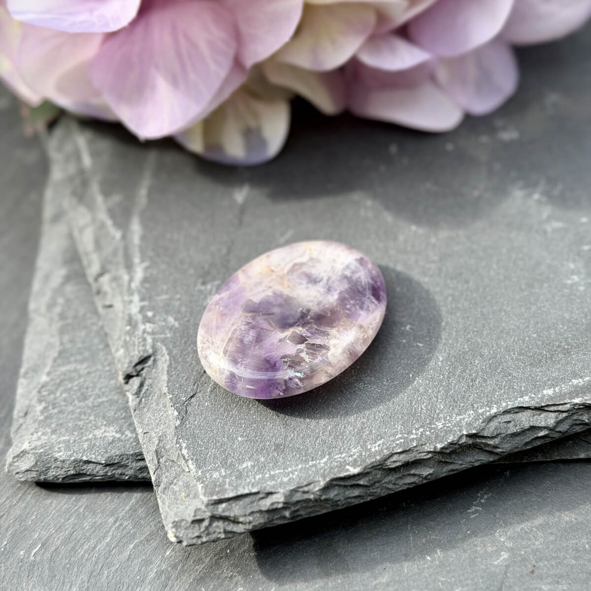 Pierre d’apaisement en améthyste naturelle, galet anti-stress poli à frotter pour calmer l’anxiété et apaiser le mental. Idéal en lithothérapie pour réduire le stress, favoriser la détente et retrouver un équilibre émotionnel durable. Disponible en ligne pour un achat bien-être sécurisé.