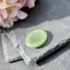 galet-apaisement-aventurine-naturelle-lithotherapie Galet d’apaisement en aventurine naturelle, pierre à frotter anti-stress avec creux ergonomique pour le pouce. Recommandé pour apaiser le mental, relâcher les tensions et soutenir la confiance en soi. Produit de lithothérapie authentique en vente sur e-shop.