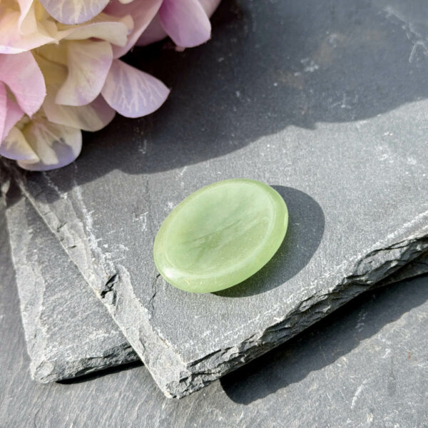 galet-apaisement-aventurine-naturelle-lithotherapie Galet d’apaisement en aventurine naturelle, pierre à frotter anti-stress avec creux ergonomique pour le pouce. Recommandé pour apaiser le mental, relâcher les tensions et soutenir la confiance en soi. Produit de lithothérapie authentique en vente sur e-shop.