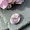 pierre-amethyste-anti-stress-lithotherapie Pierre anti-stress en améthyste violette naturelle, worry stone ergonomique avec creux pour le pouce. Recommandée pour soulager les tensions, améliorer le sommeil et accompagner la méditation. Galet d’apaisement parfait pour un usage quotidien et une idée cadeau bien-être.