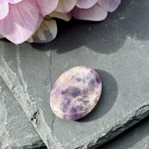 Pierre anti-stress en améthyste violette naturelle, worry stone ergonomique avec creux pour le pouce. Recommandée pour soulager les tensions, améliorer le sommeil et accompagner la méditation. Galet d’apaisement parfait pour un usage quotidien et une idée cadeau bien-être.