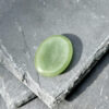 pierre-anti-stress-aventurine-verte-bien-etre Pierre anti-stress en aventurine verte, worry stone naturelle conçue pour calmer les pensées envahissantes et favoriser le bien-être émotionnel. Format pratique à emporter partout, idéale pour la méditation, la relaxation et un usage quotidien.