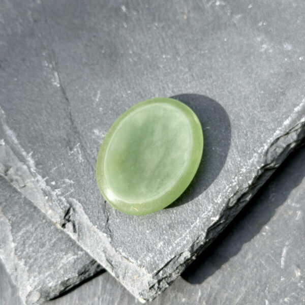 pierre-anti-stress-aventurine-verte-bien-etre Pierre anti-stress en aventurine verte, worry stone naturelle conçue pour calmer les pensées envahissantes et favoriser le bien-être émotionnel. Format pratique à emporter partout, idéale pour la méditation, la relaxation et un usage quotidien.